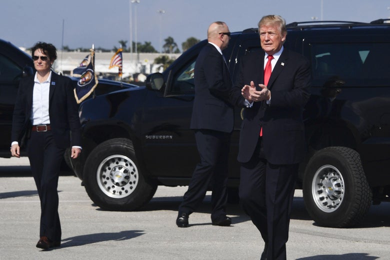 United States President Donald J. Trump walks to greet supporters during his arrival at Palm Beach International Airport in Palm Beach, Florida on December 22, 2017. / AFP PHOTO / Nicholas Kamm